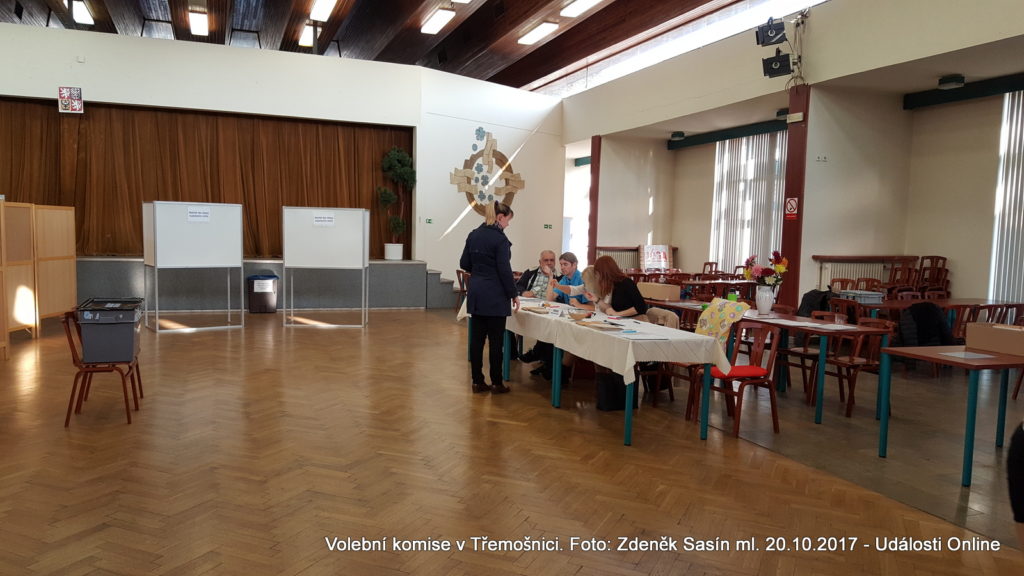 Volební komise v Třemošnici.